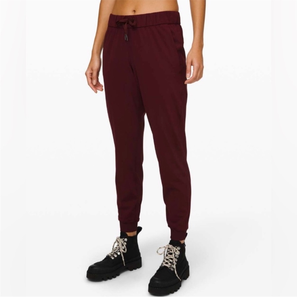 🍋 LULULEMON Burgundy On the Fly Jogger Pants